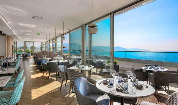 Image of the dining area overlooking the sea