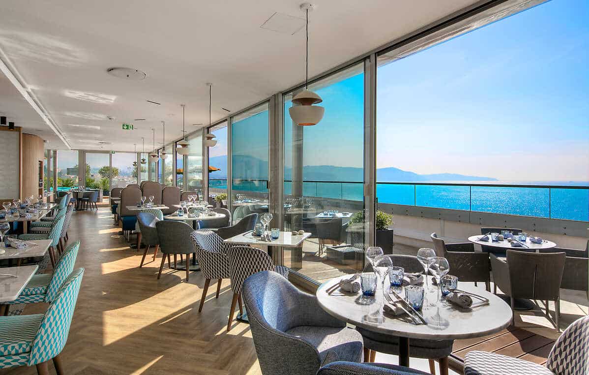 Image of the dining area overlooking the sea