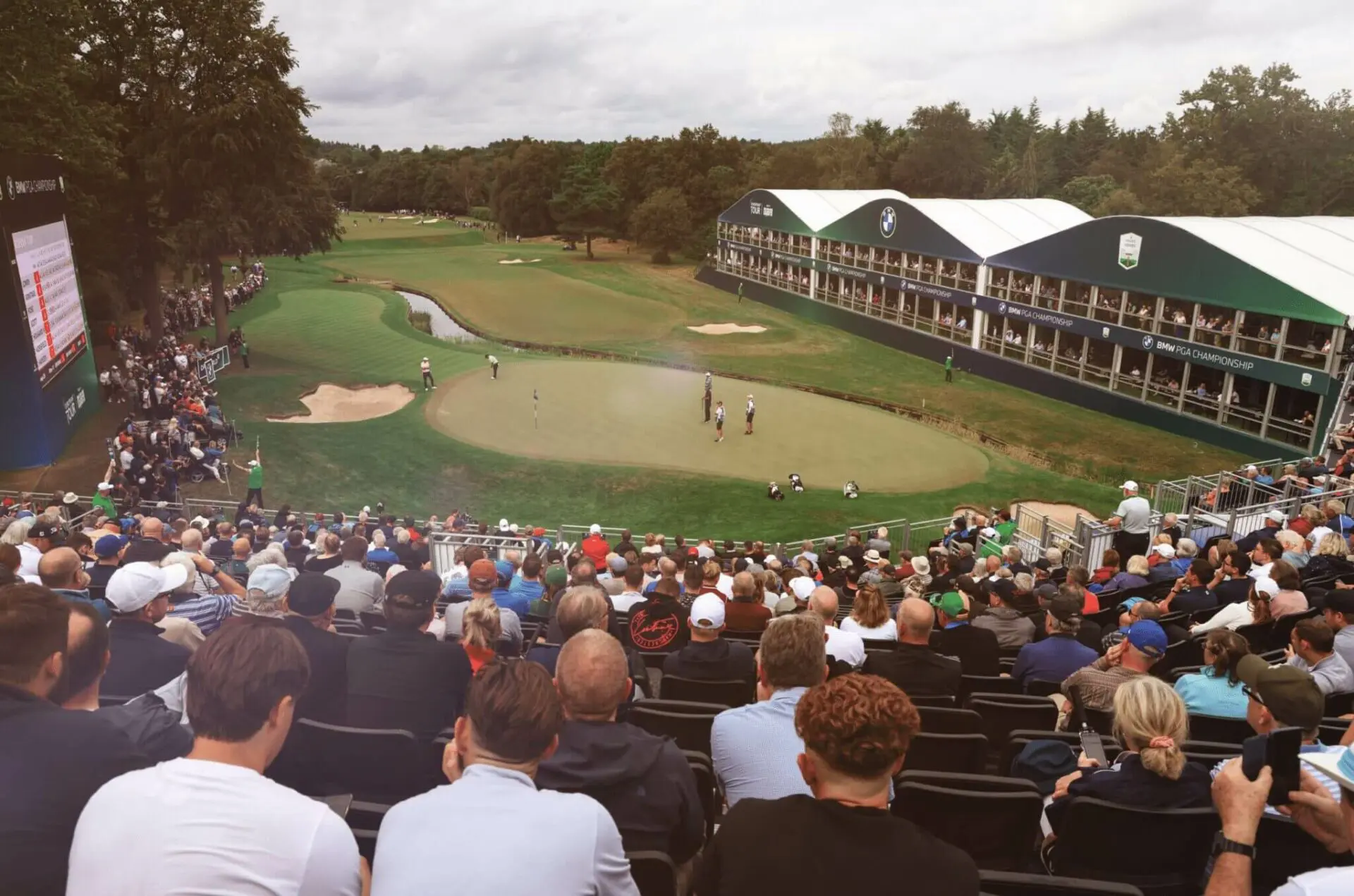 crowd looking over at a golf green