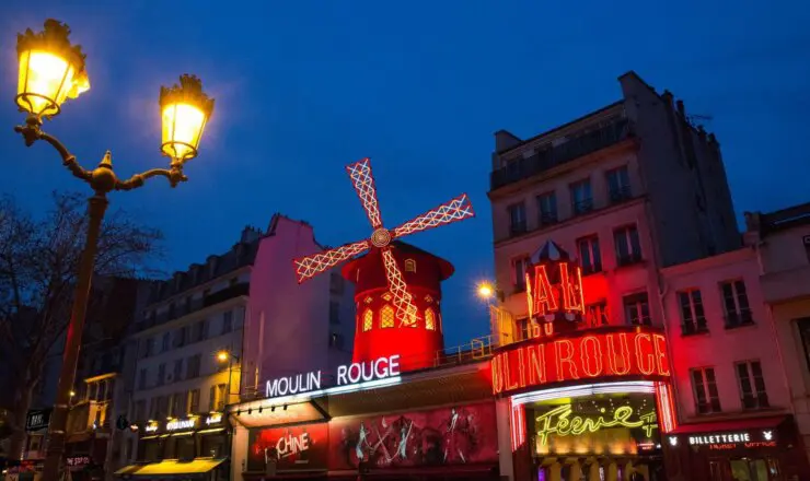 Moulin Rouge lit up outside during the evening
