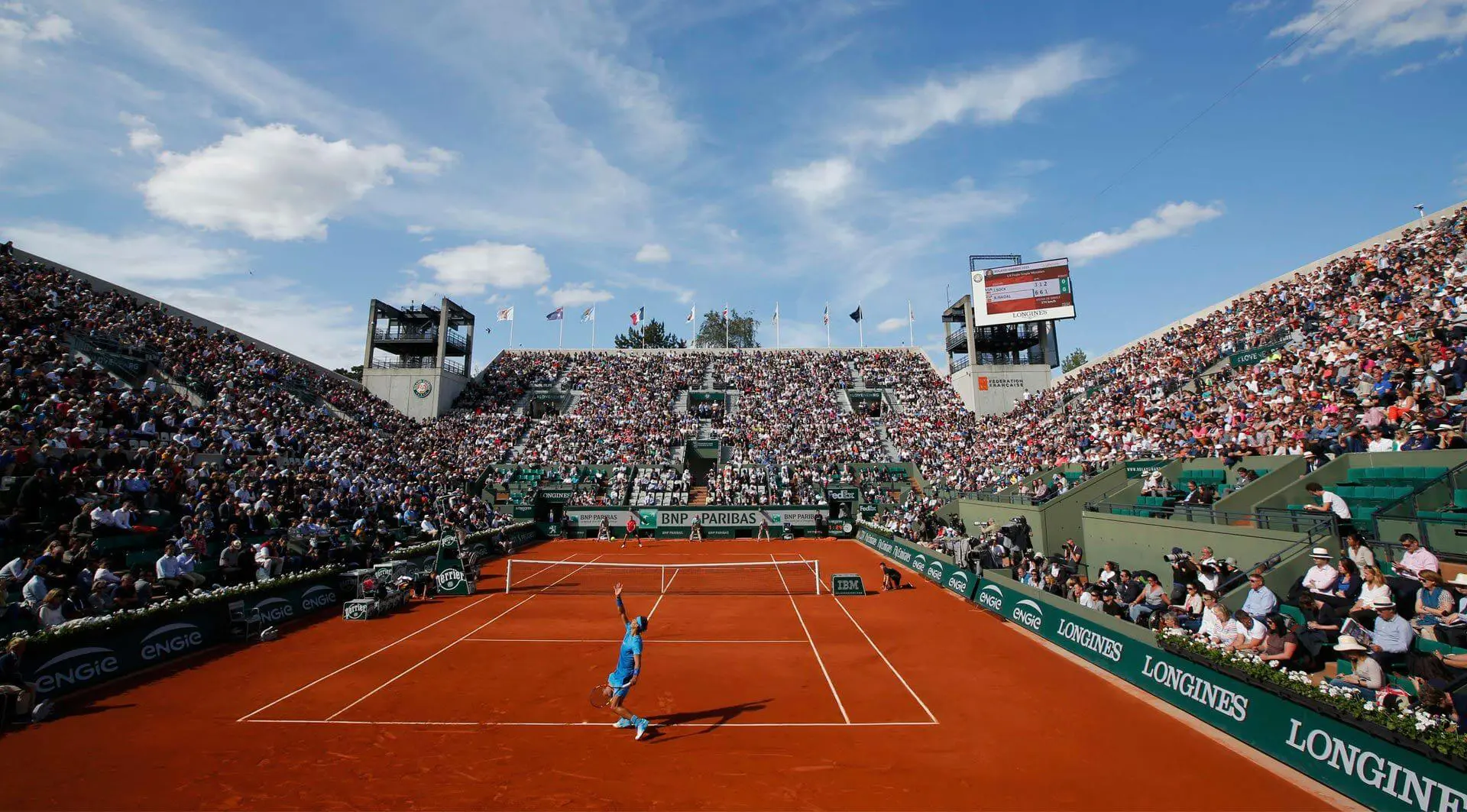 Image of the tennis court with a crowd watching the tennis match
