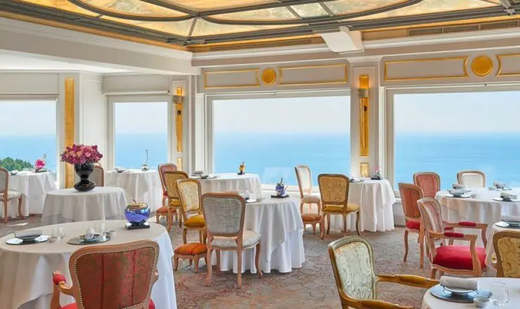 Image of Le Chevre restaurant overlooking the sea through large glass windows
