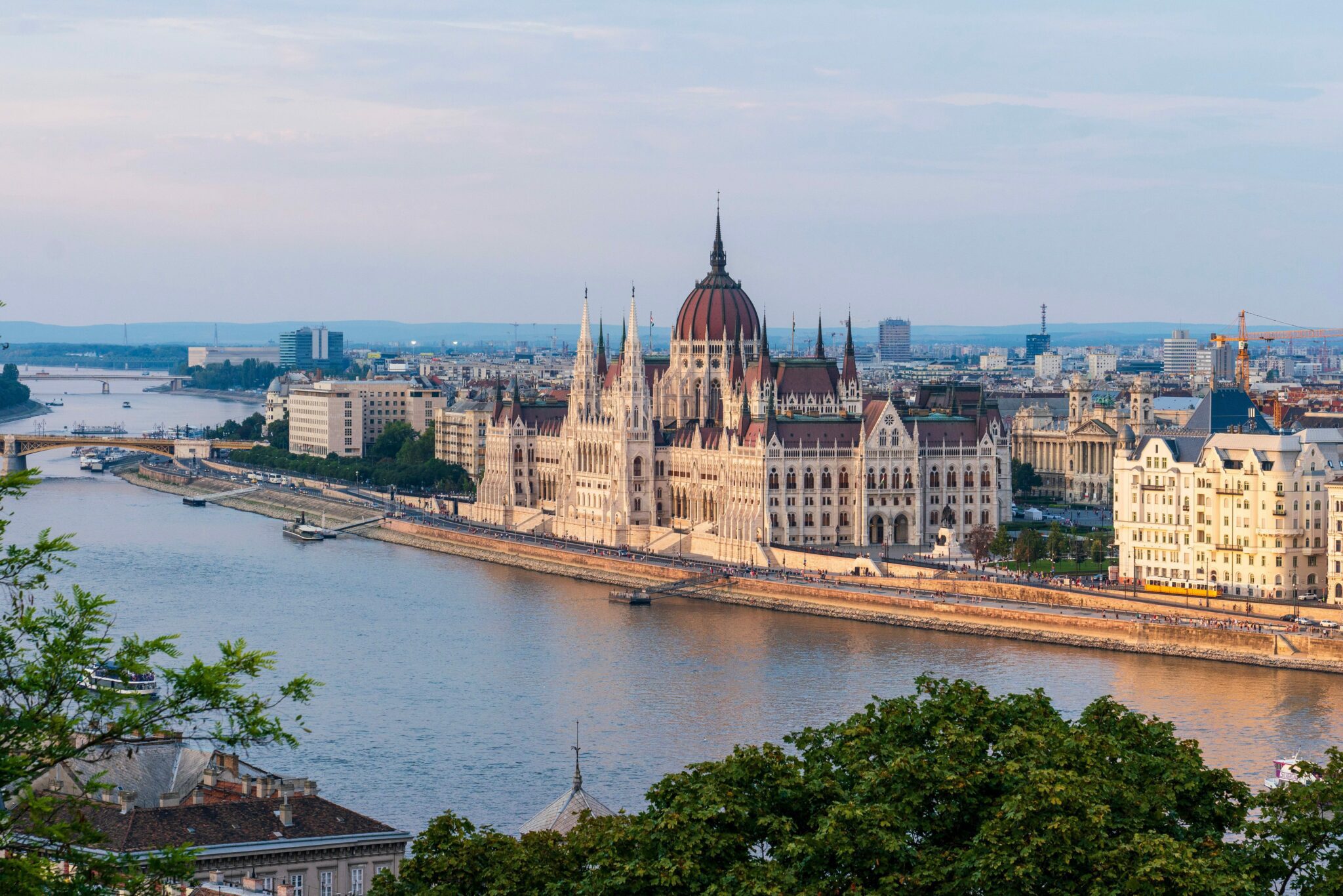 Image of the Parliament building in Budapest next to the river
