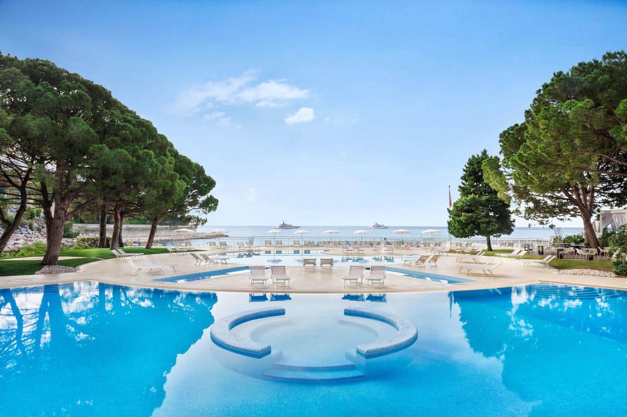 Image of infinity pool in the Meridien hotel